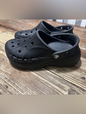 Women’s CROCS Black Classic Clog with Pivot Strap in size 4